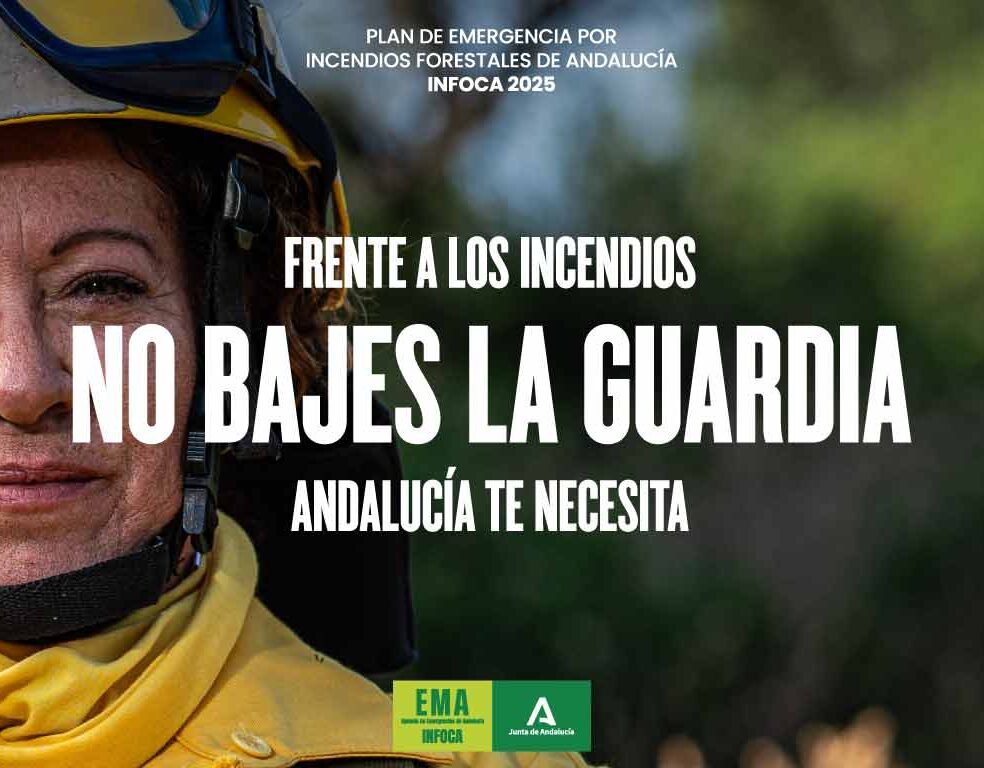 Cartel del Plan de Emergencia por Incendios Forestales de Andalucía 2025, con la imagen de una mujer bombera y el mensaje: ‘Frente a los incendios, no bajes la guardia. Andalucía te necesita’. Incluye logotipos de EMA Infoca y Junta de Andalucía.